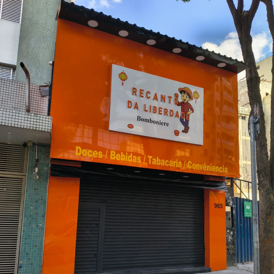 Fachada em ACM, com logo em PVC expandido