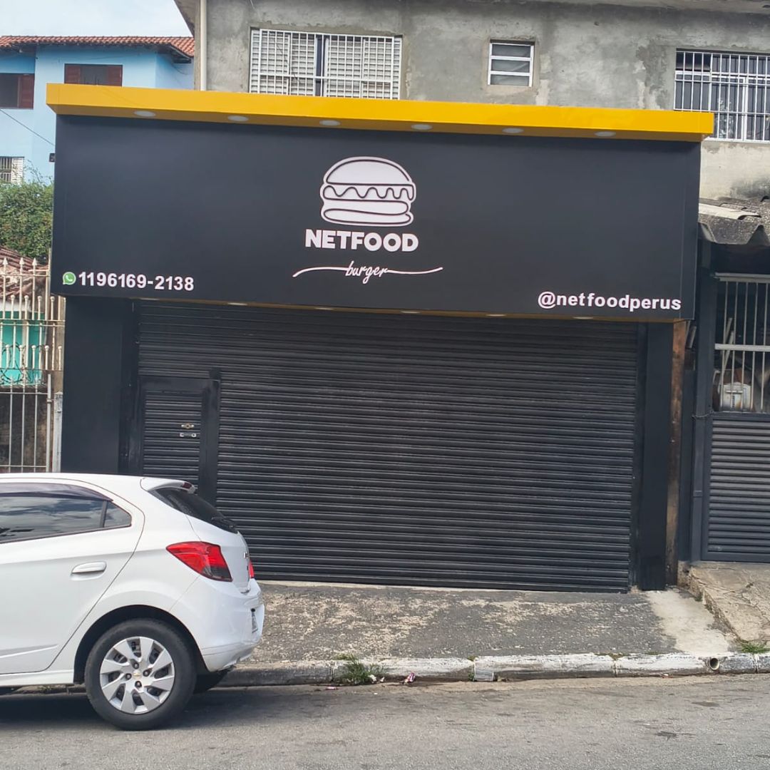 Fachada em ACM, com a marquise falsa